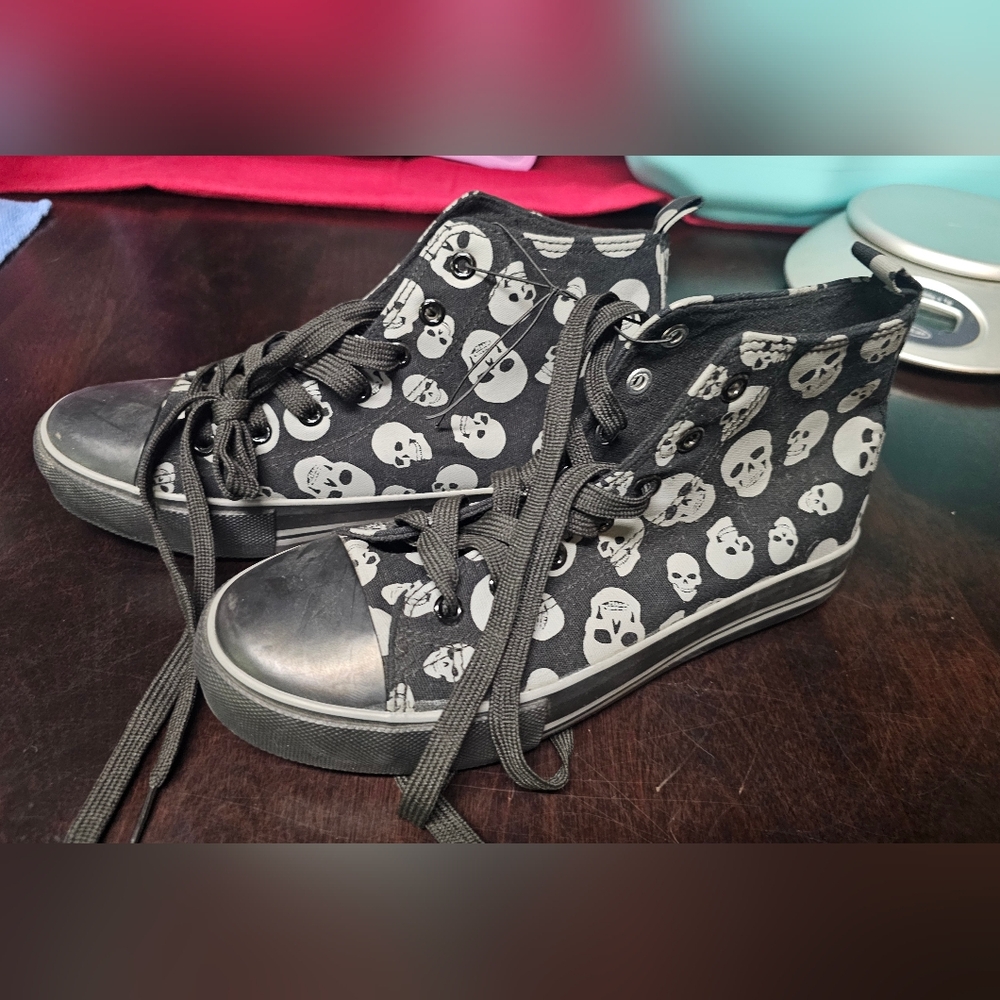 Black Hot Topic Skull Hightop Sneakers Size 7 Brand New
